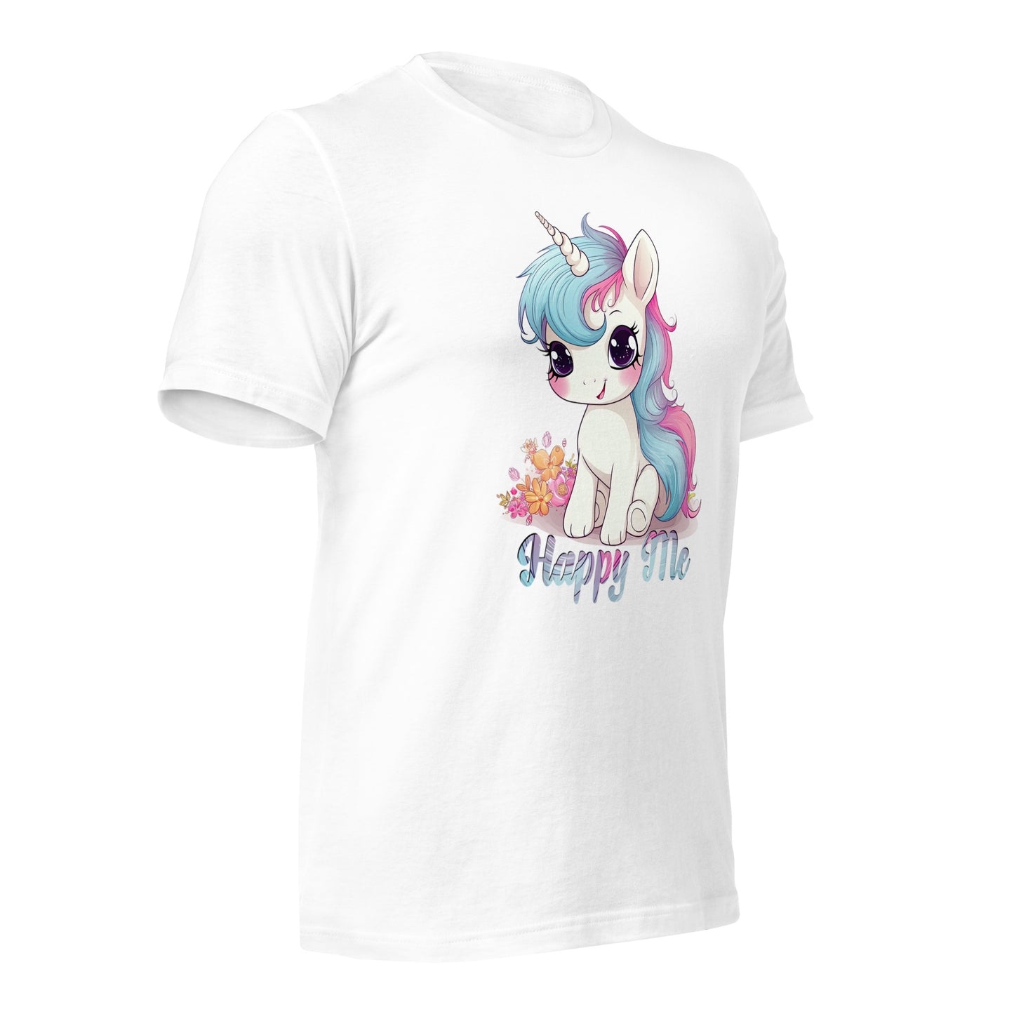 Witte Staple T-shirt full front view met kawaii unicorn illustratie: zittende unicorn met bloemetjes, grote ogen en "Happy Me" tekst – perfect voor unicorn lovers.zij aanzicht