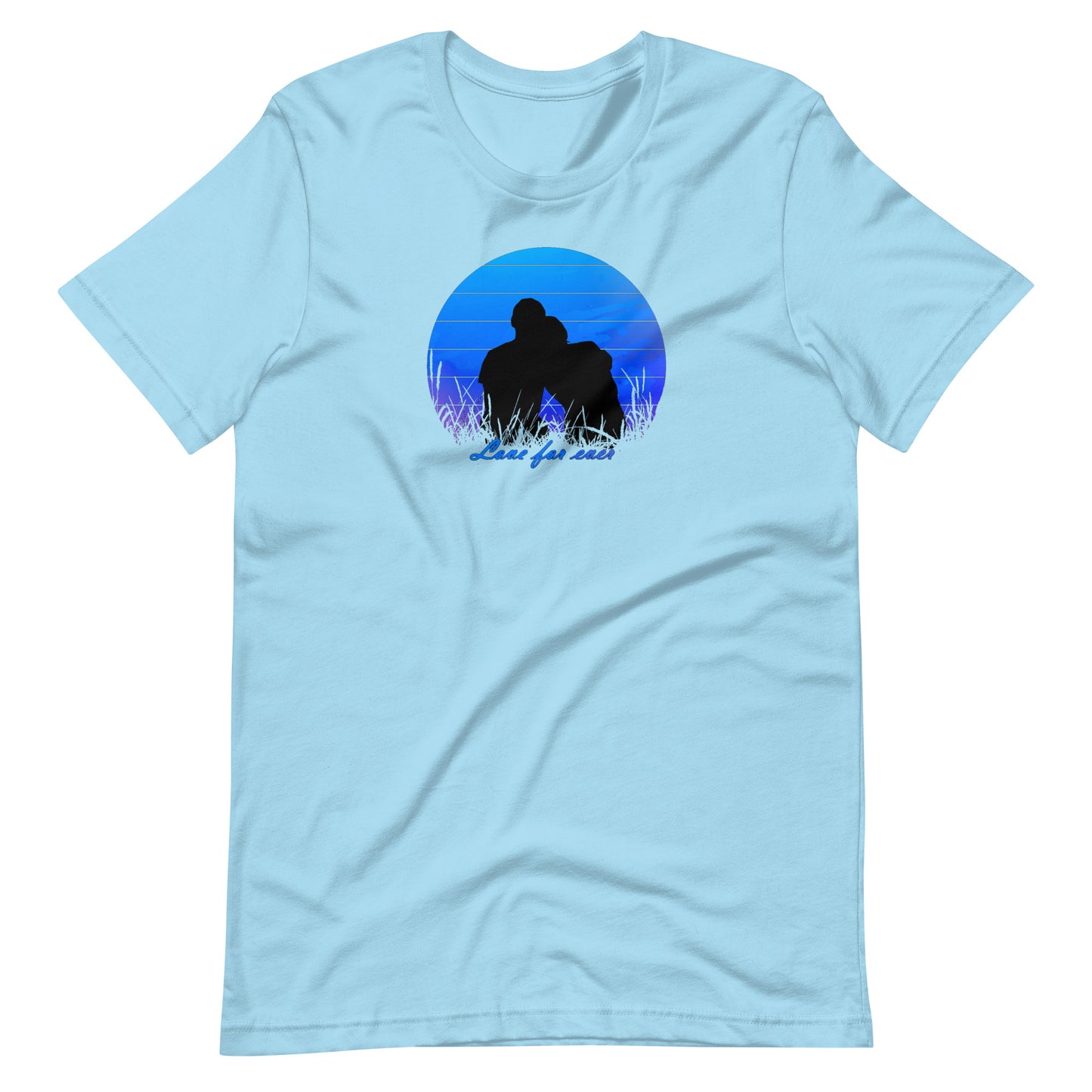 Licht Blauw unisex T-shirt met romantisch silhouet koppel: man en vrouw omhelzen elkaar innig in een blauwe sunset cirkel met gras, tekst "Love for ever" in blauwe letters, liefdevolle print.voor aanzicht