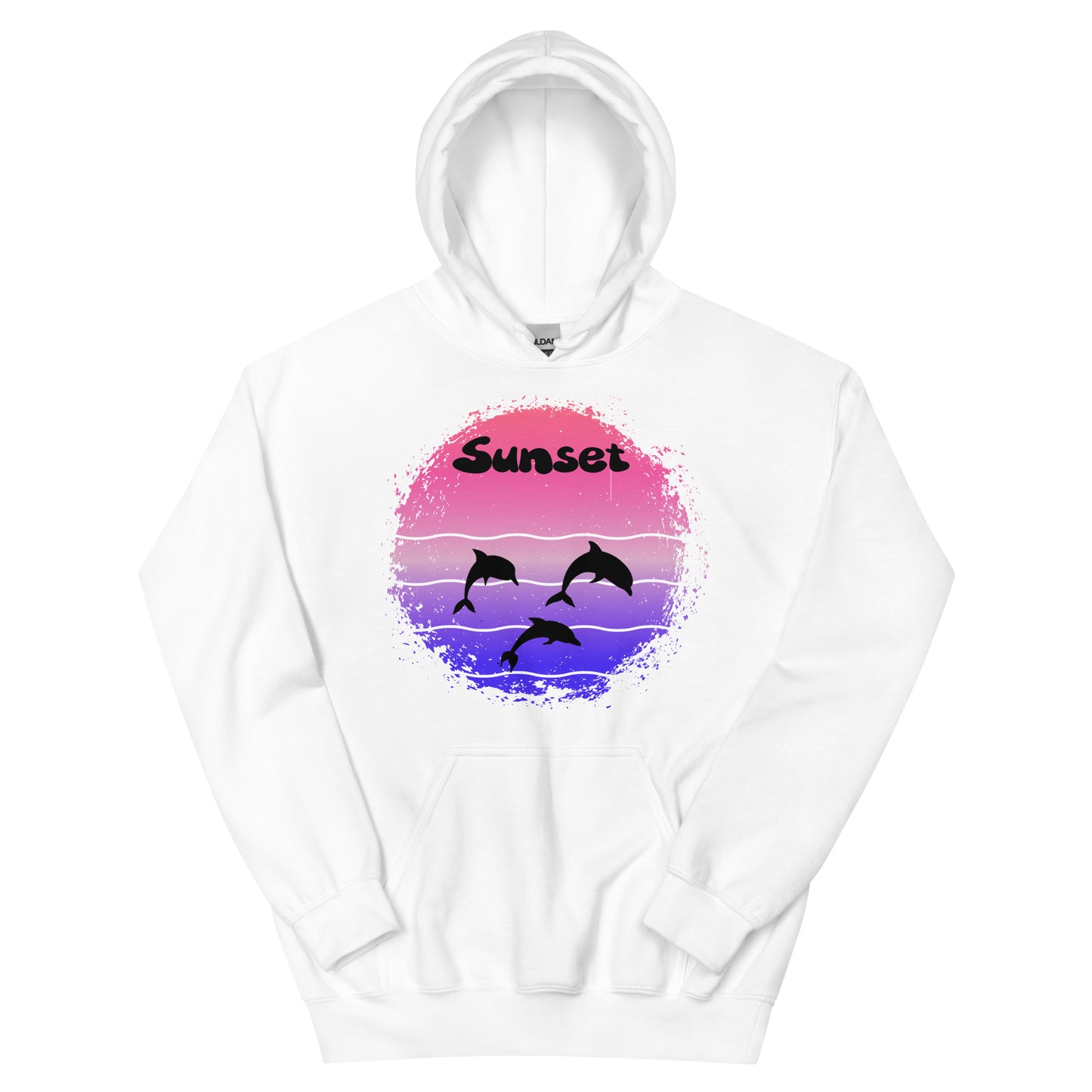 Close-up van sunset print op roze hoodie: grunge spetter cirkel in roze, paars en blauw met drie dolfijnen silhouetten in actie, golven en "Sunset" lettering.voor aanzicht