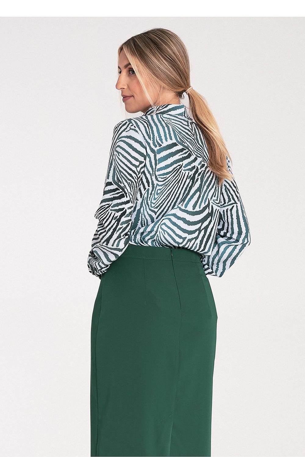 Vrouw draagt een elegant klassiek damesshirt met kraag, verborgen sluiting en zilverkleurige knopen op kraag en manchetten,achterr aan zicht,