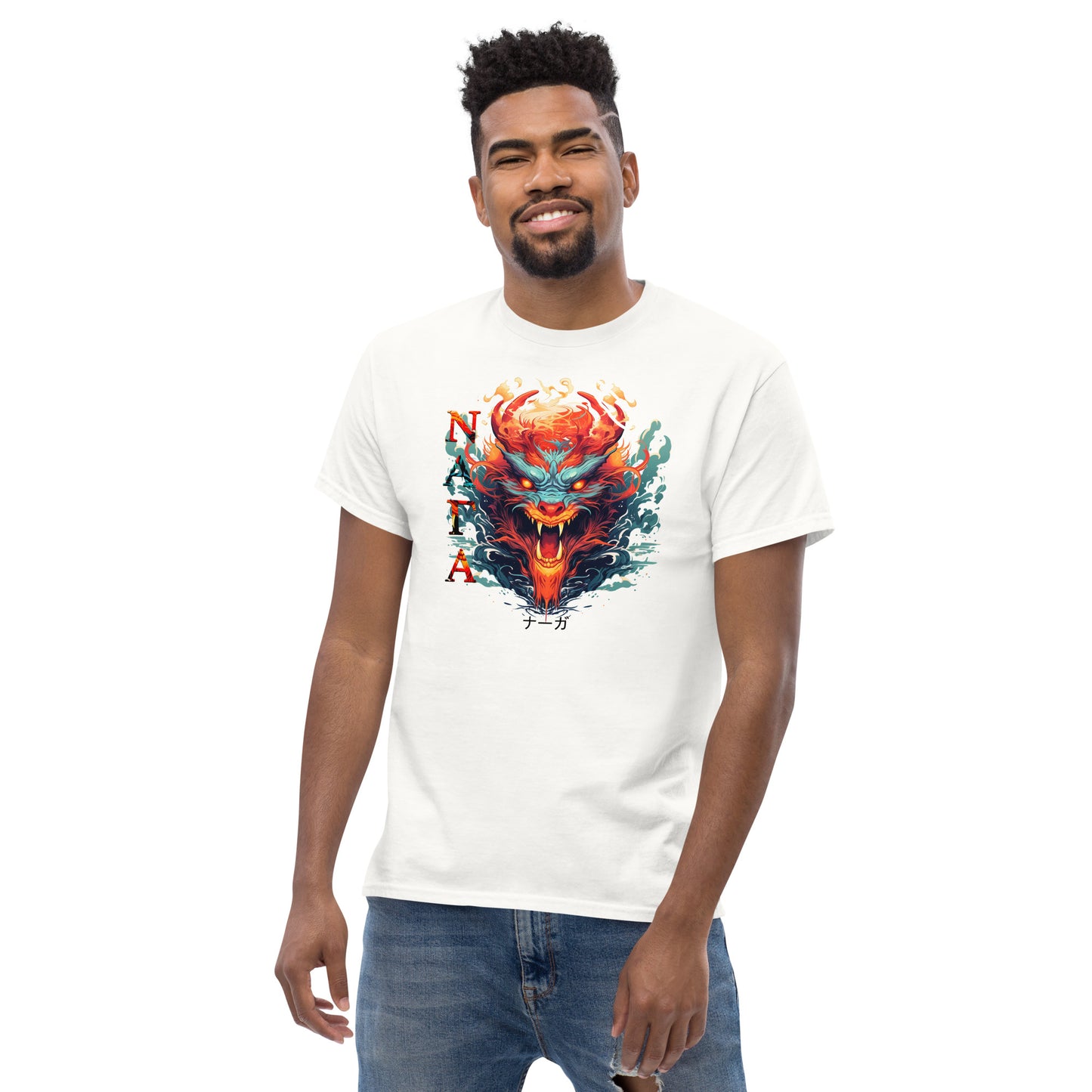 Een wit klassiek heren T-shirt met een afbeelding van een mystieke naga ,een man die lachend recht vooruit kijkt, tegen een witte achtergrond.