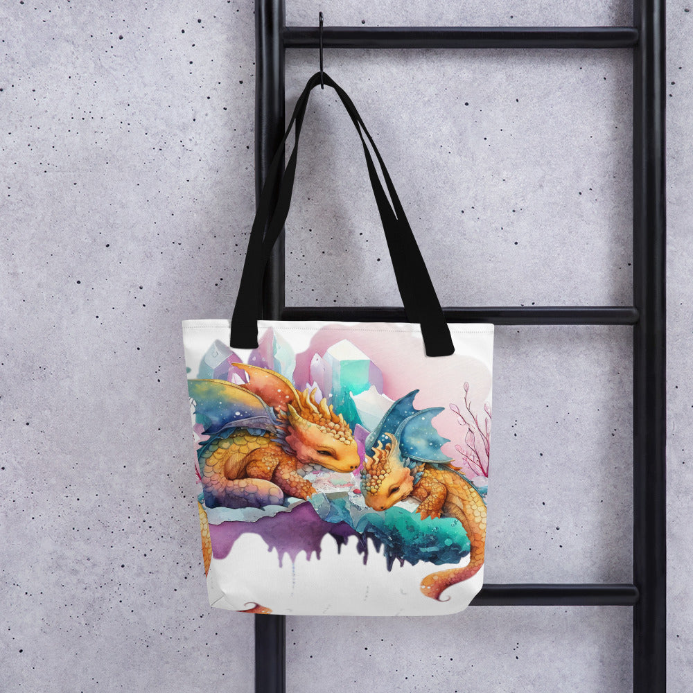 Witte tote bag met schattige slapende draken illustratie,voor aanzicht,all over print, zwarte  handvatten,hangend bij een trap,vooraanzicht