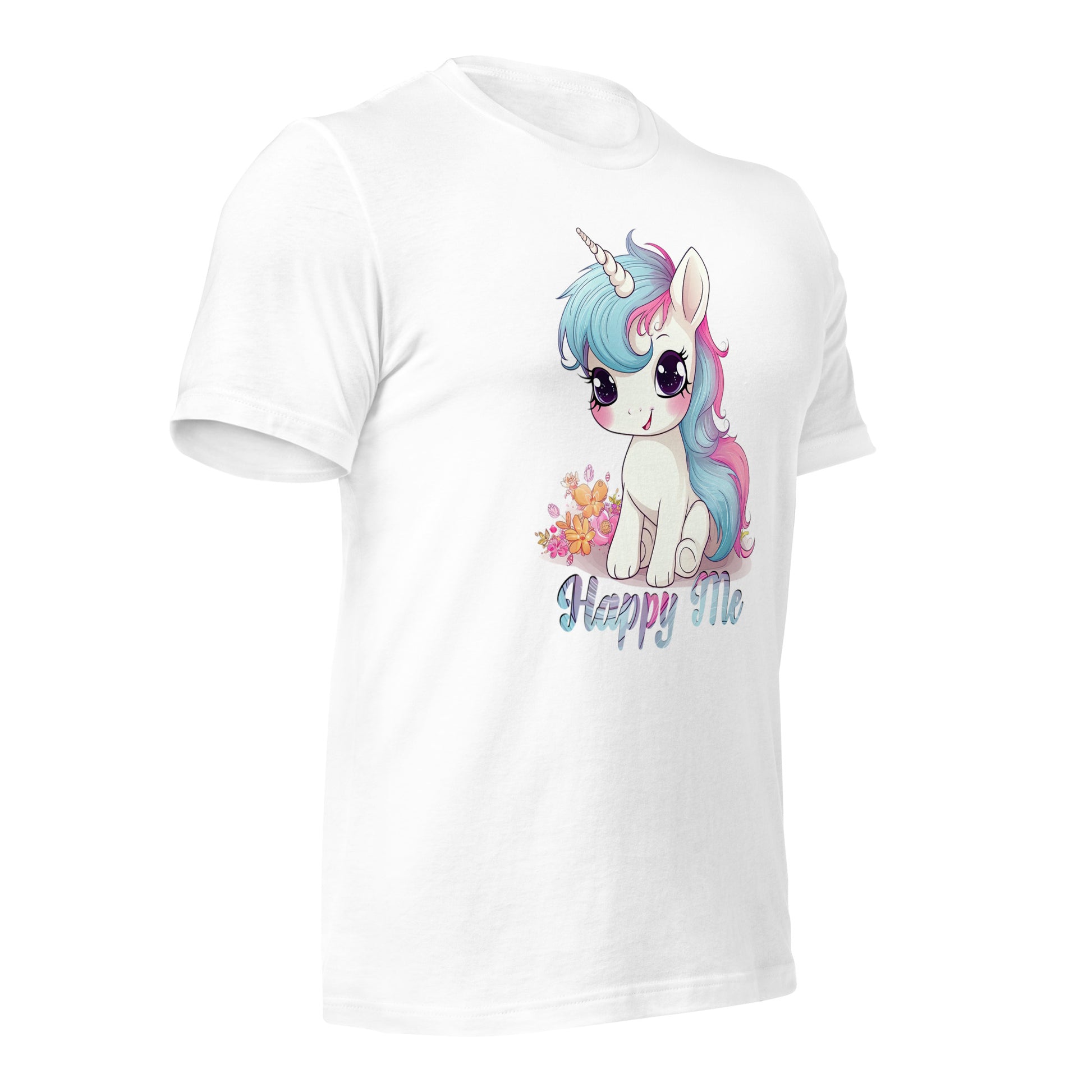 Witte Staple T-shirt full front view met kawaii unicorn illustratie: zittende unicorn met bloemetjes, grote ogen en "Happy Me" tekst – perfect voor unicorn lovers.zij aanzicht
