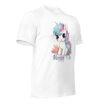 Witte Staple T-shirt full front view met kawaii unicorn illustratie: zittende unicorn met bloemetjes, grote ogen en "Happy Me" tekst – perfect voor unicorn lovers.zij aanzicht