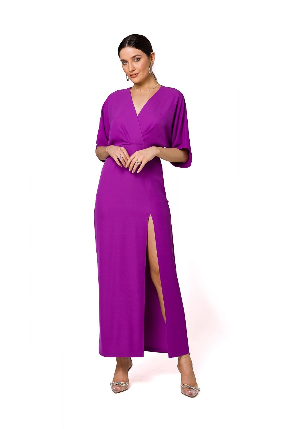 Vrouw in fuchsia maxi jurk met hoge split en V-hals.voor uit zicht