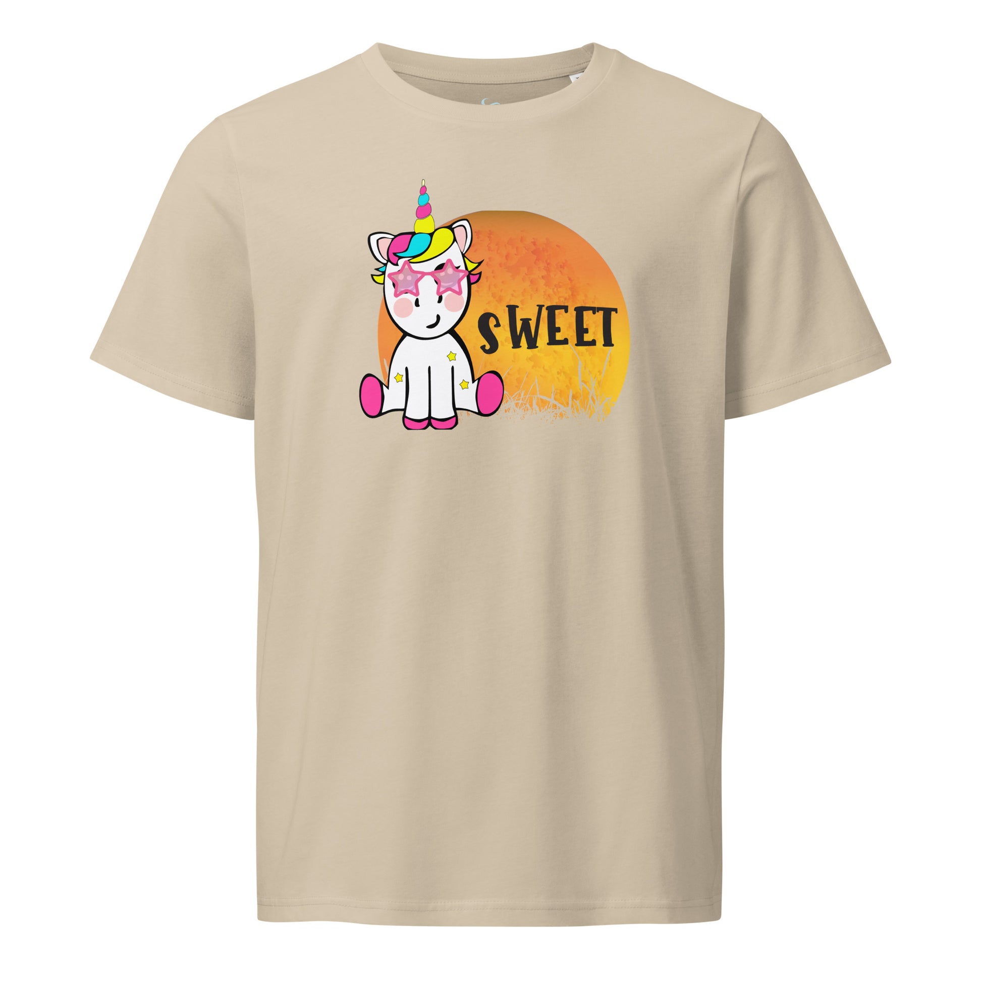 Woestijn zand kleur T-shirt met schattige kawaii unicorn die zonnebril draagt, roze hoeven, staand tegen oranje zonsondergang achtergrond met 'SWEET' tekst erboven/naast.voor aanzicht