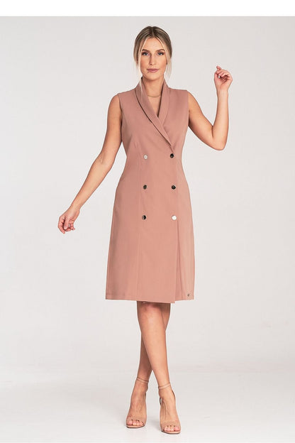 Een vrouw draagt een chique mouwloze midi-jurk met revers, enveloppe halslijn en decoratieve knopen.