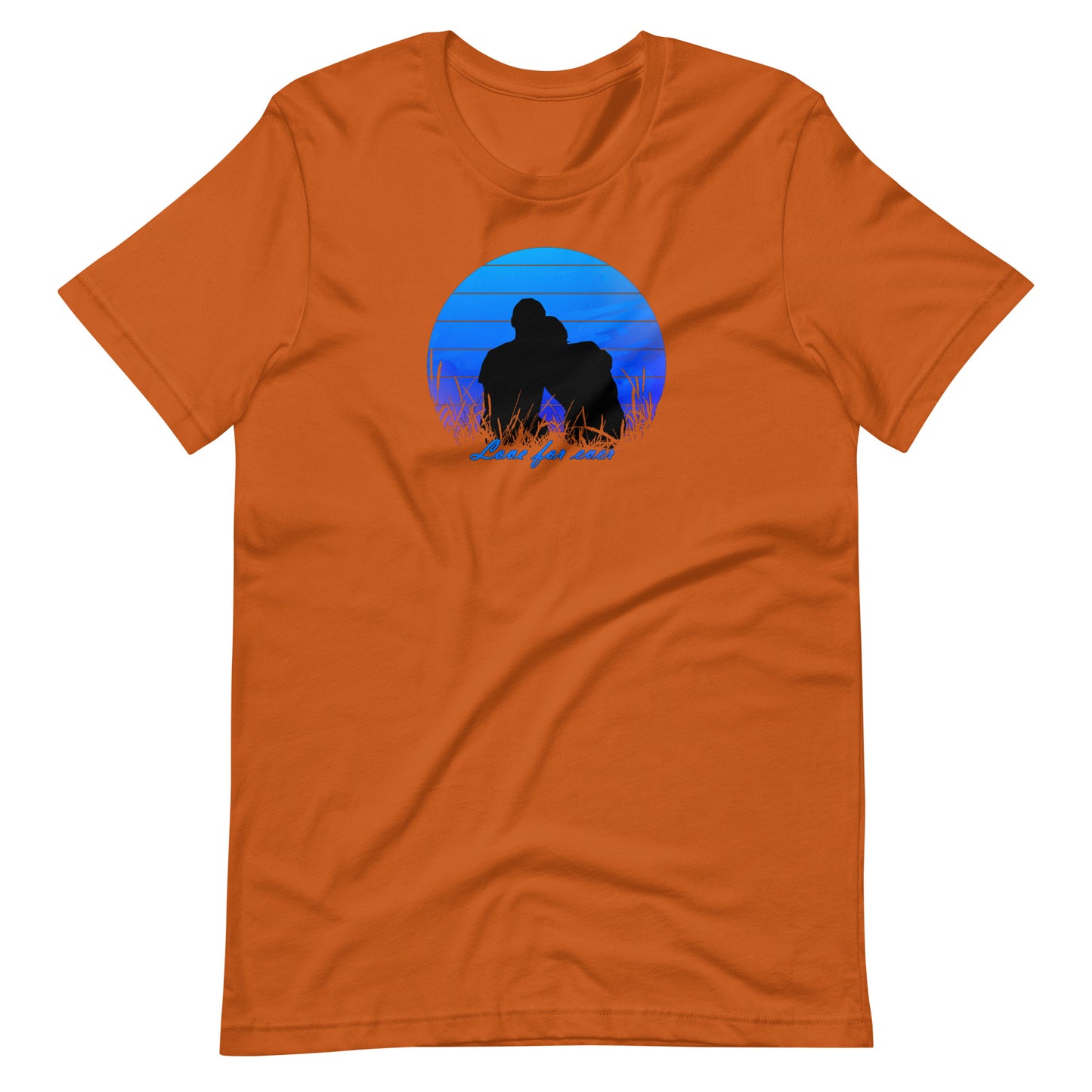 Goud unisex T-shirt met romantisch silhouet koppel: man en vrouw omhelzen elkaar innig in een blauwe sunset cirkel met gras, tekst "Love for ever" in blauwe letters, liefdevolle print.voor aanzicht