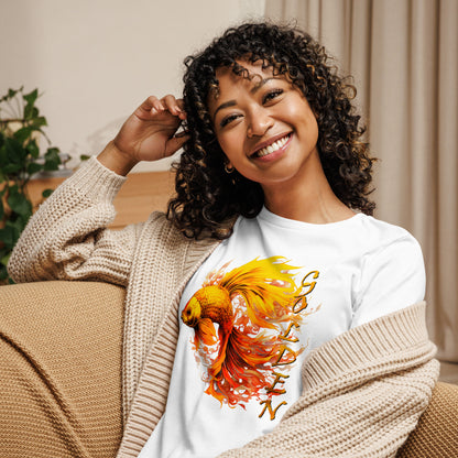 Model draagt wit relaxed fit T-shirt met grote gouden goldfish illustratie: zittend op de bankstel, focus op levendige oranje en goud kleurenprint.voor aanzicht