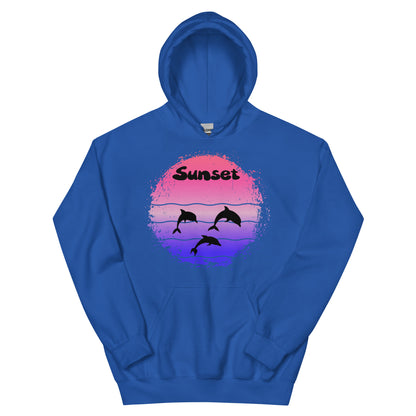 Close-up van sunset print op blauw hoodie: grunge spetter cirkel in roze, paars en blauw met drie dolfijnen silhouetten in actie, golven en "Sunset" lettering.voor aanzicht