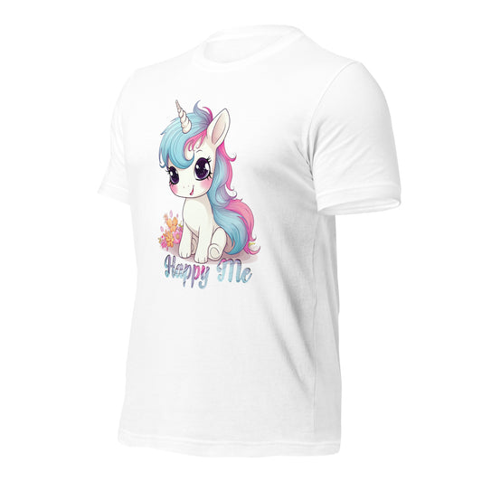 Witte Staple T-shirt full front view met kawaii unicorn illustratie: zittende unicorn met bloemetjes, grote ogen en "Happy Me" tekst – perfect voor unicorn lovers.voor aanzicht