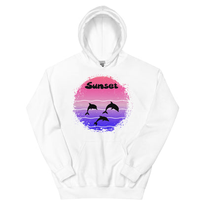 Close-up van sunset print op roze hoodie: grunge spetter cirkel in roze, paars en blauw met drie dolfijnen silhouetten in actie, golven en "Sunset" lettering.voor aanzicht