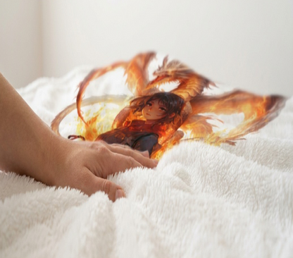 Witte gooi deken met een unieke vuur draken afbeelding uit anime, afmeting 50x60, hangend aan een lijn, op een witte achtergrond voor uitzicht