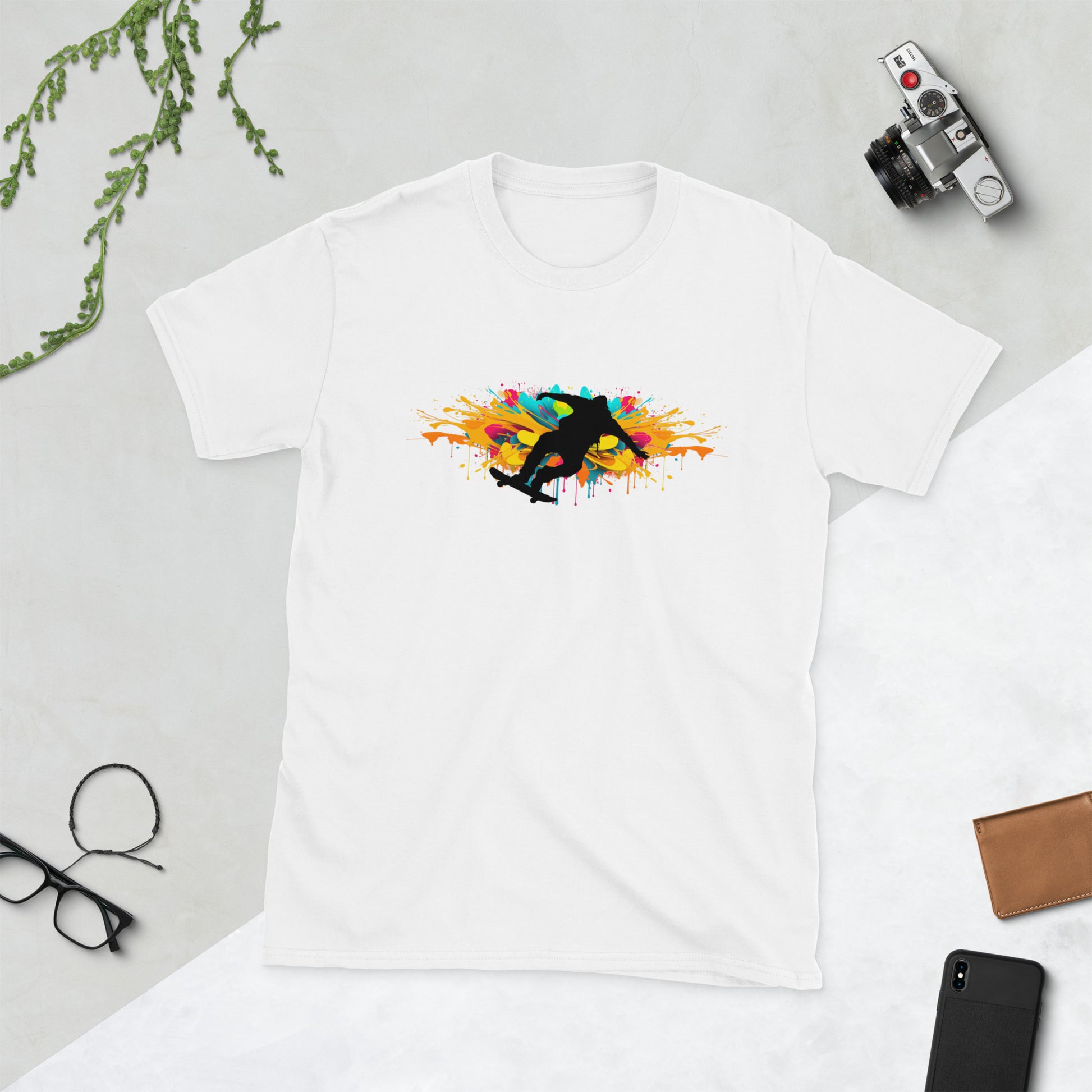 Close-up van dynamische graffiti-splash design op wit T-shirt: silhouet figuur skatebord jump met levendige multicolour paint drips en explosie.voor aanzicht