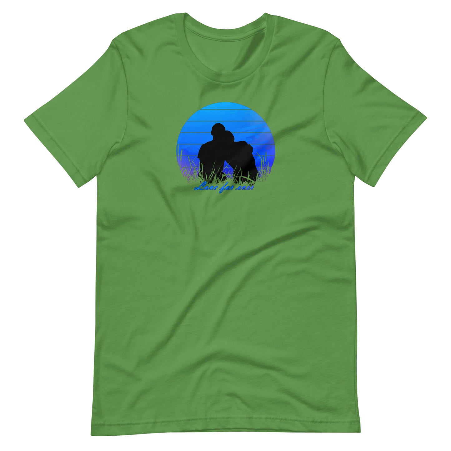Groen unisex T-shirt met romantisch silhouet koppel: man en vrouw omhelzen elkaar innig in een blauwe sunset cirkel met gras, tekst "Love for ever" in blauwe letters, liefdevolle print.voor aanzicht