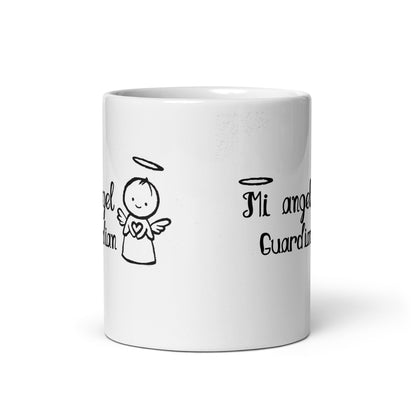 Herdenkingsmok met engelthema en de Papiamentse tekst “Mi angel guardian”, geschikt voor dagelijks gebruik.oduct mockup.voor uitzicht, rechts handvat