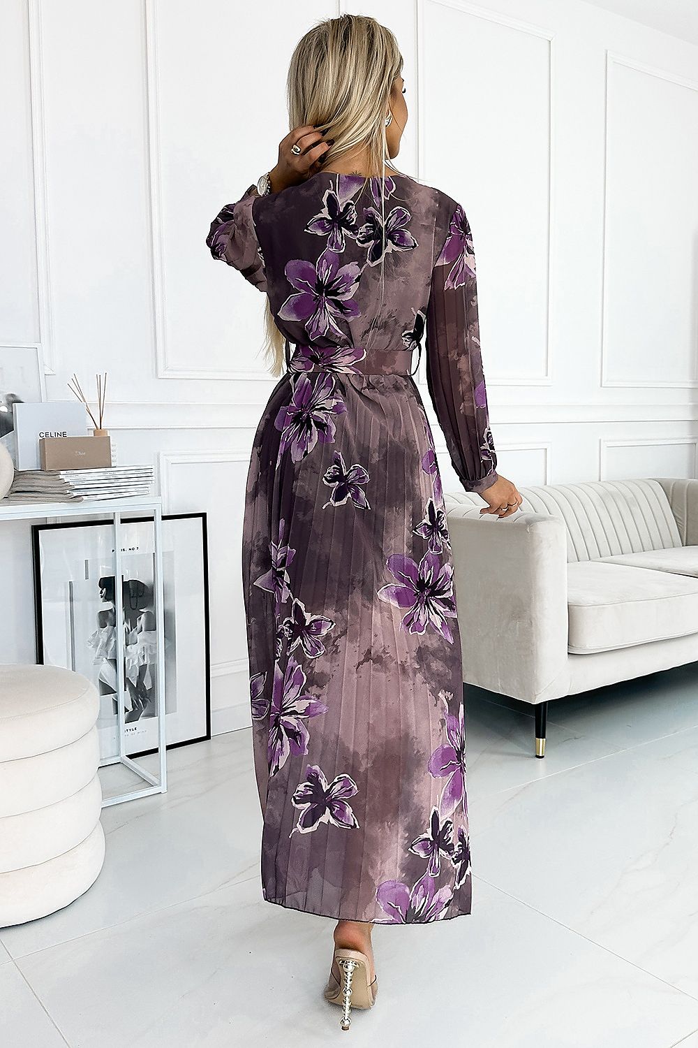 Deze stijlvolle bloemenjurk met paarse tinten, V-hals en lange mouwen straalt elegantie uit,achter uit zicht