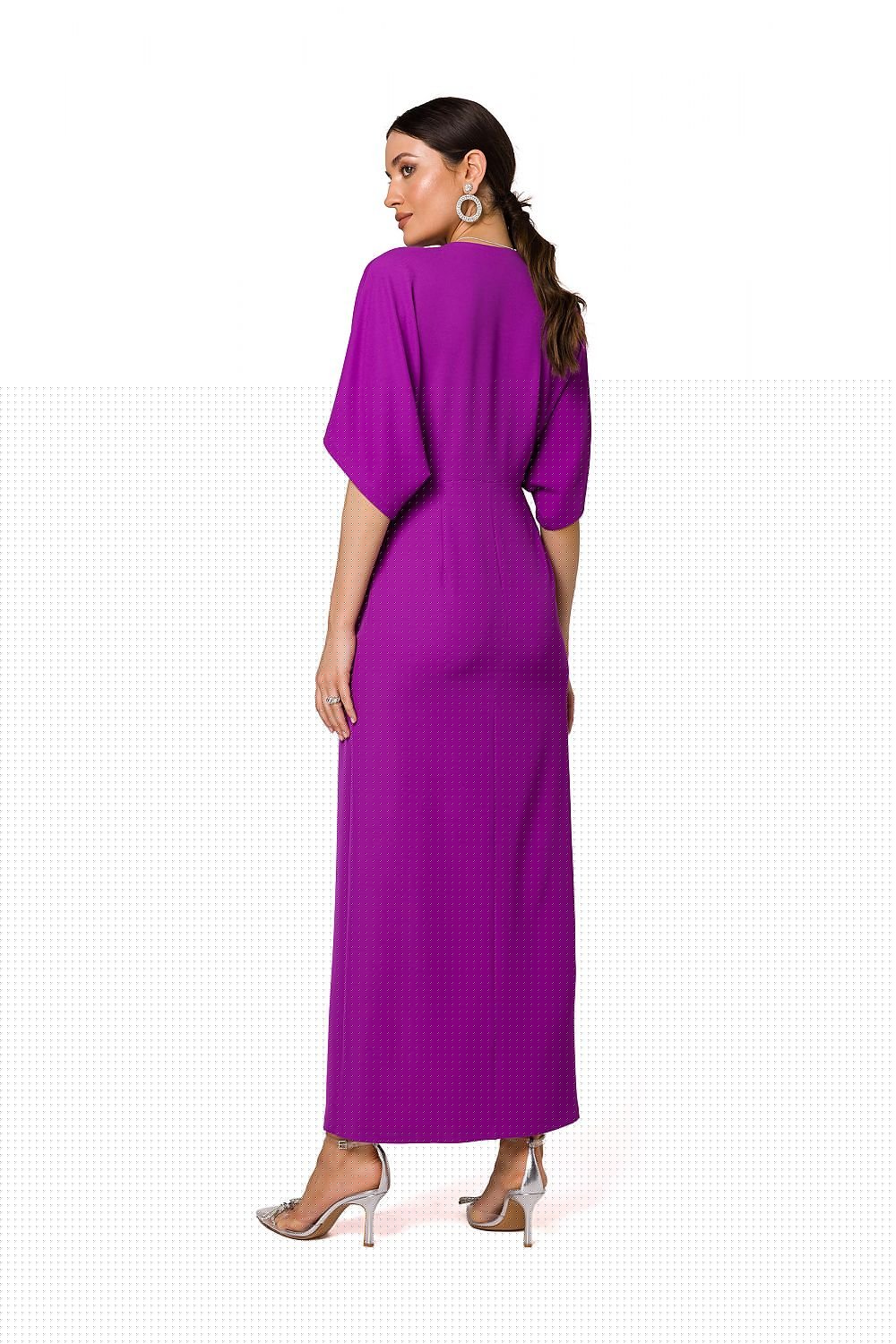 Vrouw in fuchsia maxi jurk met hoge split en V-hals.voor uit zicht