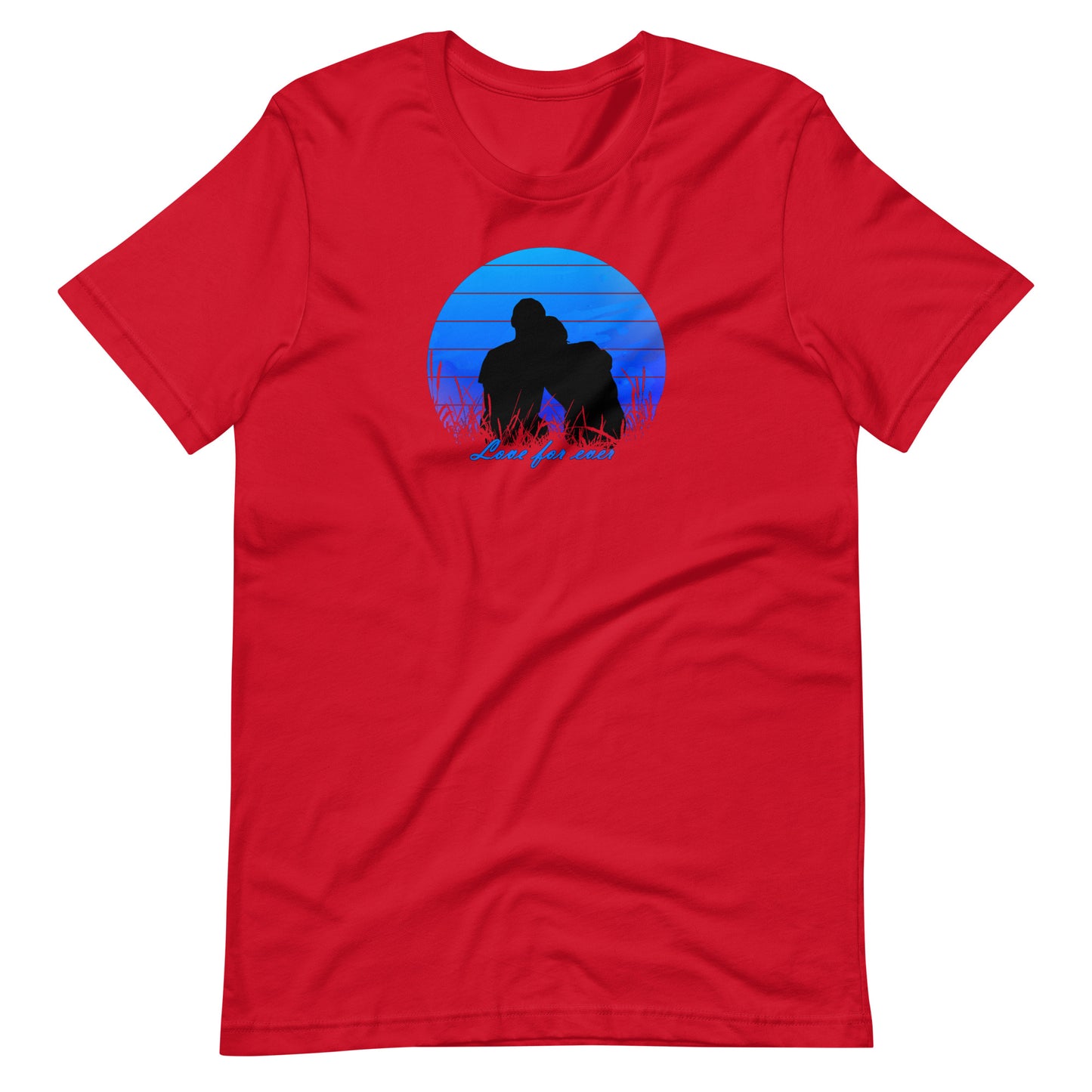 Rood unisex T-shirt met romantisch silhouet koppel: man en vrouw omhelzen elkaar innig in een blauwe sunset cirkel met gras, tekst "Love for ever" in blauwe letters, liefdevolle print.voor aanzicht