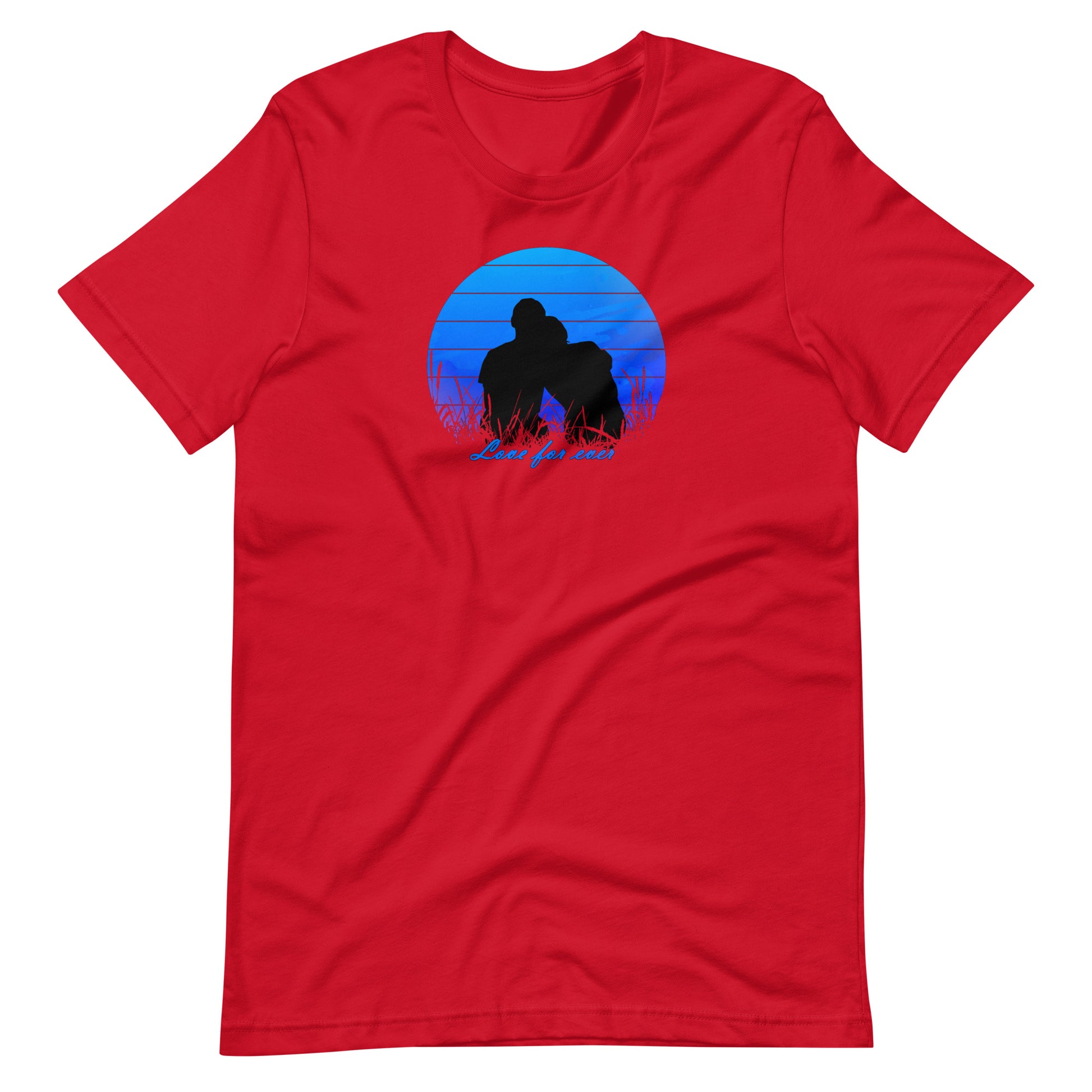 Rood unisex T-shirt met romantisch silhouet koppel: man en vrouw omhelzen elkaar innig in een blauwe sunset cirkel met gras, tekst "Love for ever" in blauwe letters, liefdevolle print.voor aanzicht