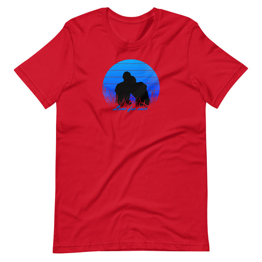 Rood unisex T-shirt met romantisch silhouet koppel: man en vrouw omhelzen elkaar innig in een blauwe sunset cirkel met gras, tekst "Love for ever" in blauwe letters, liefdevolle print.voor aanzicht