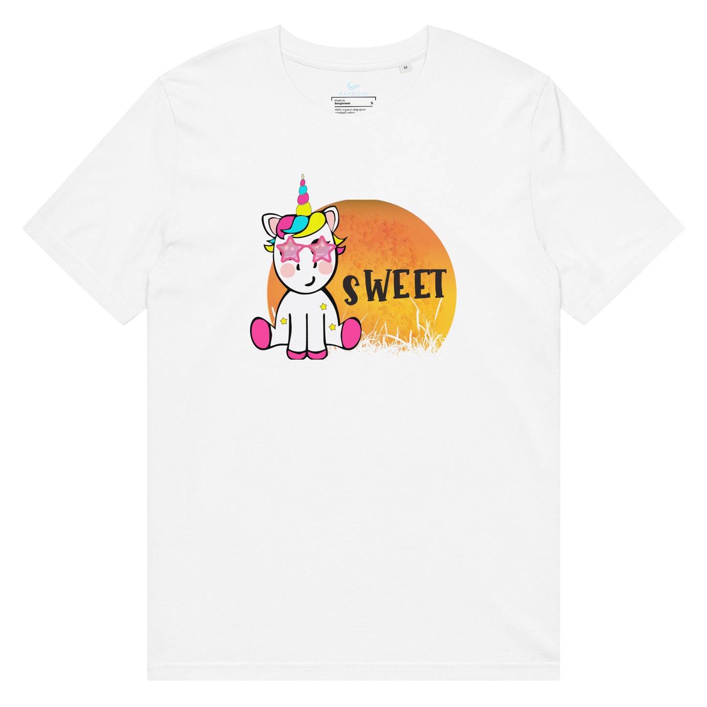 wit kleur T-shirt met schattige kawaii unicorn die zonnebril draagt, roze hoeven, staand tegen oranje zonsondergang achtergrond met 'SWEET' tekst erboven/naast.voor aanzicht