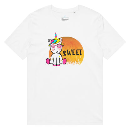 wit kleur T-shirt met schattige kawaii unicorn die zonnebril draagt, roze hoeven, staand tegen oranje zonsondergang achtergrond met 'SWEET' tekst erboven/naast.voor aanzicht