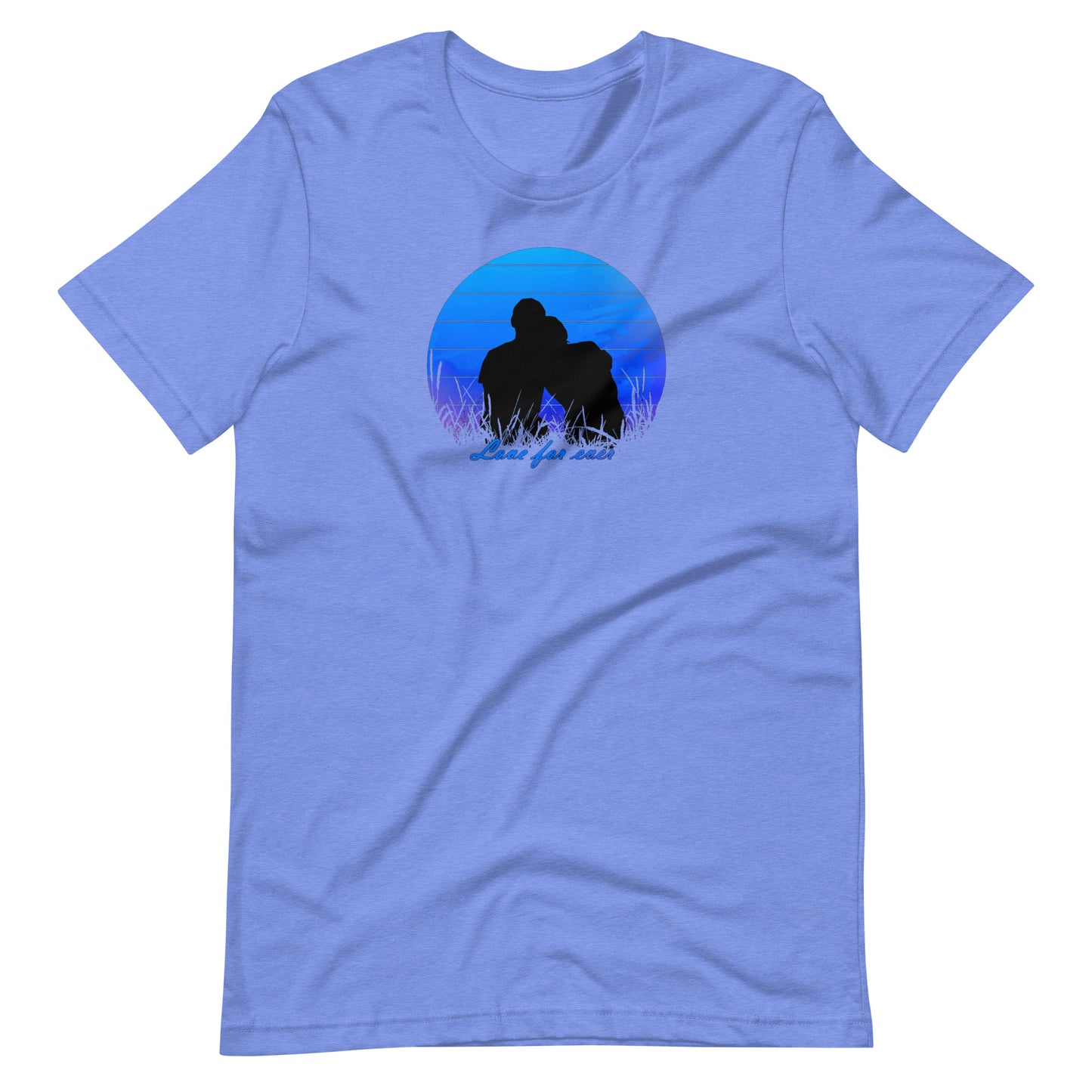 Blauw unisex T-shirt met romantisch silhouet koppel: man en vrouw omhelzen elkaar innig in een blauwe sunset cirkel met gras, tekst "Love for ever" in blauwe letters, liefdevolle print.voor aanzicht
