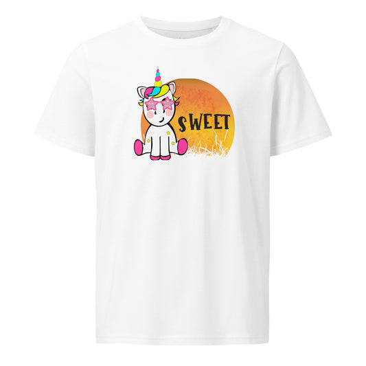 Wit T-shirt met schattige kawaii unicorn die zonnebril draagt, roze hoeven, staand tegen oranje zonsondergang achtergrond met 'SWEET' tekst erboven/naast.voor aanzicht