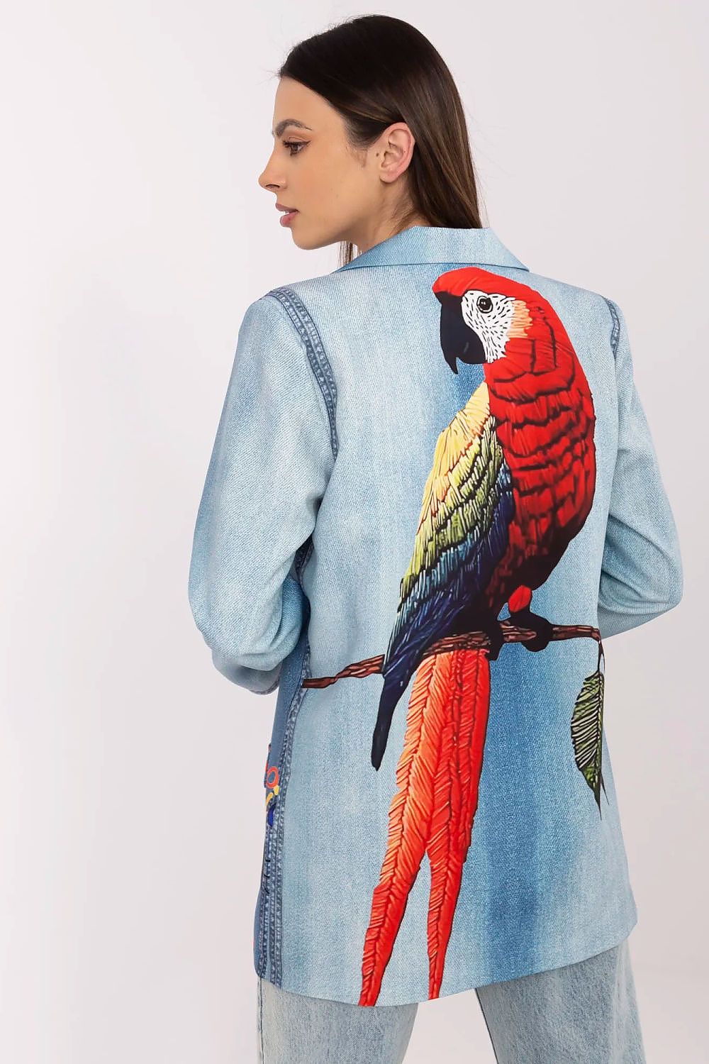 Vrouw draagt een opvallende blazer met kleurrijke vogelprint.achter aanzicht