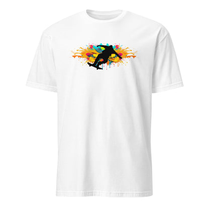 Close-up van dynamische graffiti-splash design op wit T-shirt: silhouet figuur skatebord jump met levendige multicolour paint drips en explosie.voor aanzicht