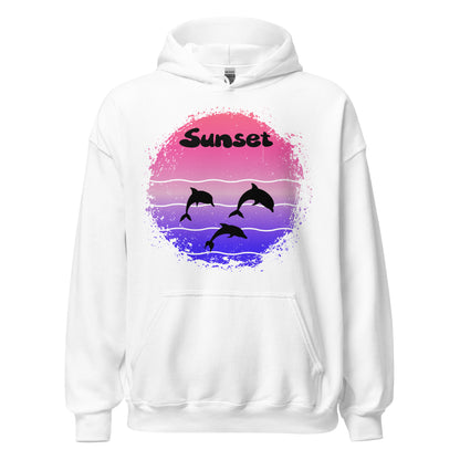 Close-up van sunset print op witte hoodie: grunge spetter cirkel in roze, paars en blauw met drie dolfijnen silhouetten in actie, golven en "Sunset" lettering.voor aanzicht
