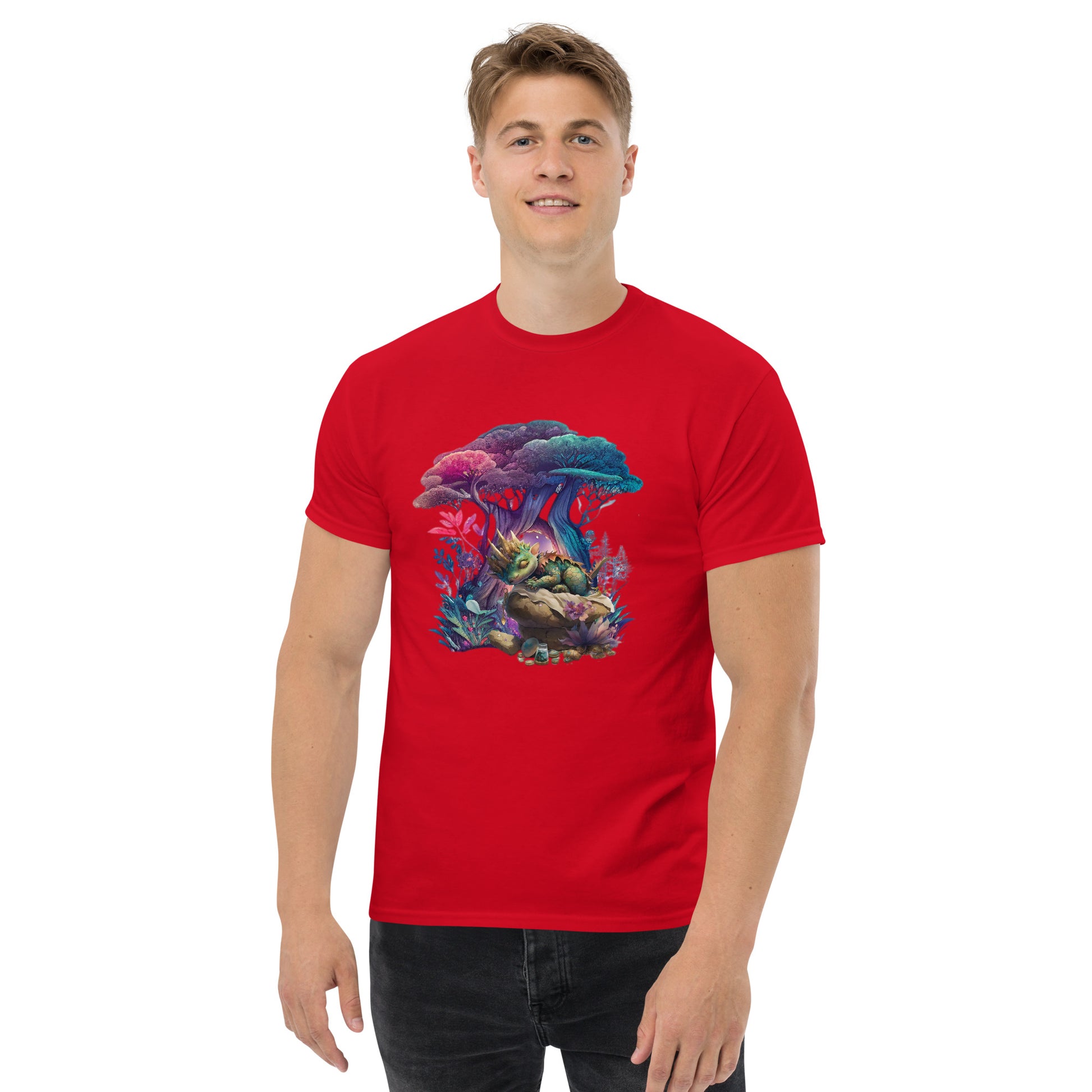 Man draagt rood klassiek heren T-shirt met paddenstoelprint, kijkt naar rechts, witte achtergrond