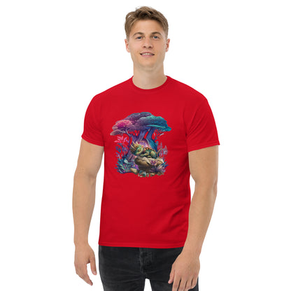 Man draagt rood klassiek heren T-shirt met paddenstoelprint, kijkt naar rechts, witte achtergrond