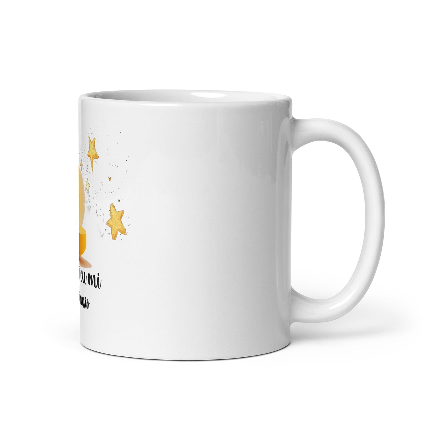 Witte keramische mok met de tekst “Semper cu mi den Silencio” in minimalistisch design,zij uitzicht, rechtse handvat