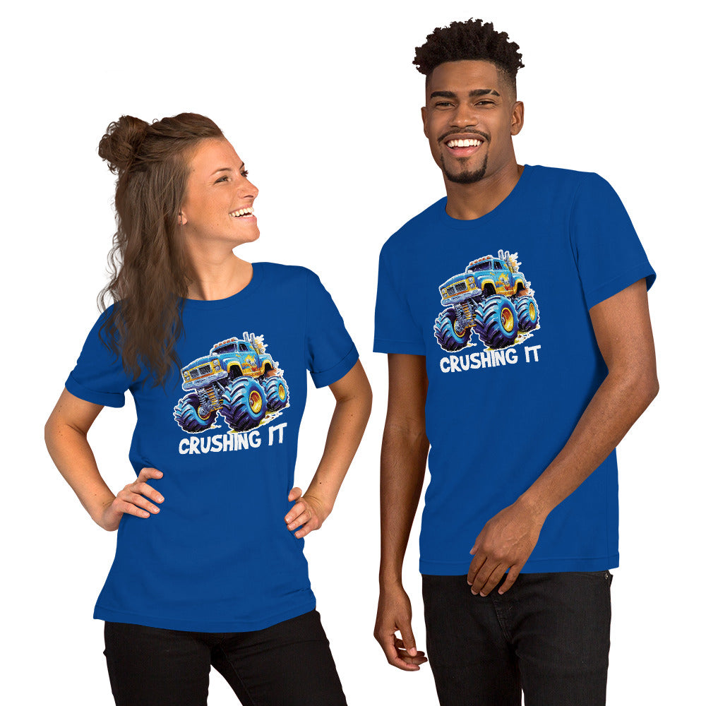  Een True Royal unisex T-shirt met een afbeelding van een monstertruck, met een lachende man die vooruit kijkt en een lachende vrouw die ook recht vooruit kijkt, tegen een witte achtergrond.