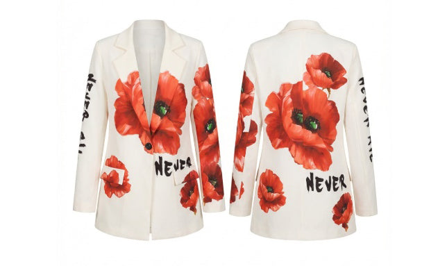Twee witte blazer met rode bloemenprint en zwarte tekst details, vooruitzicht en achteruitzicht