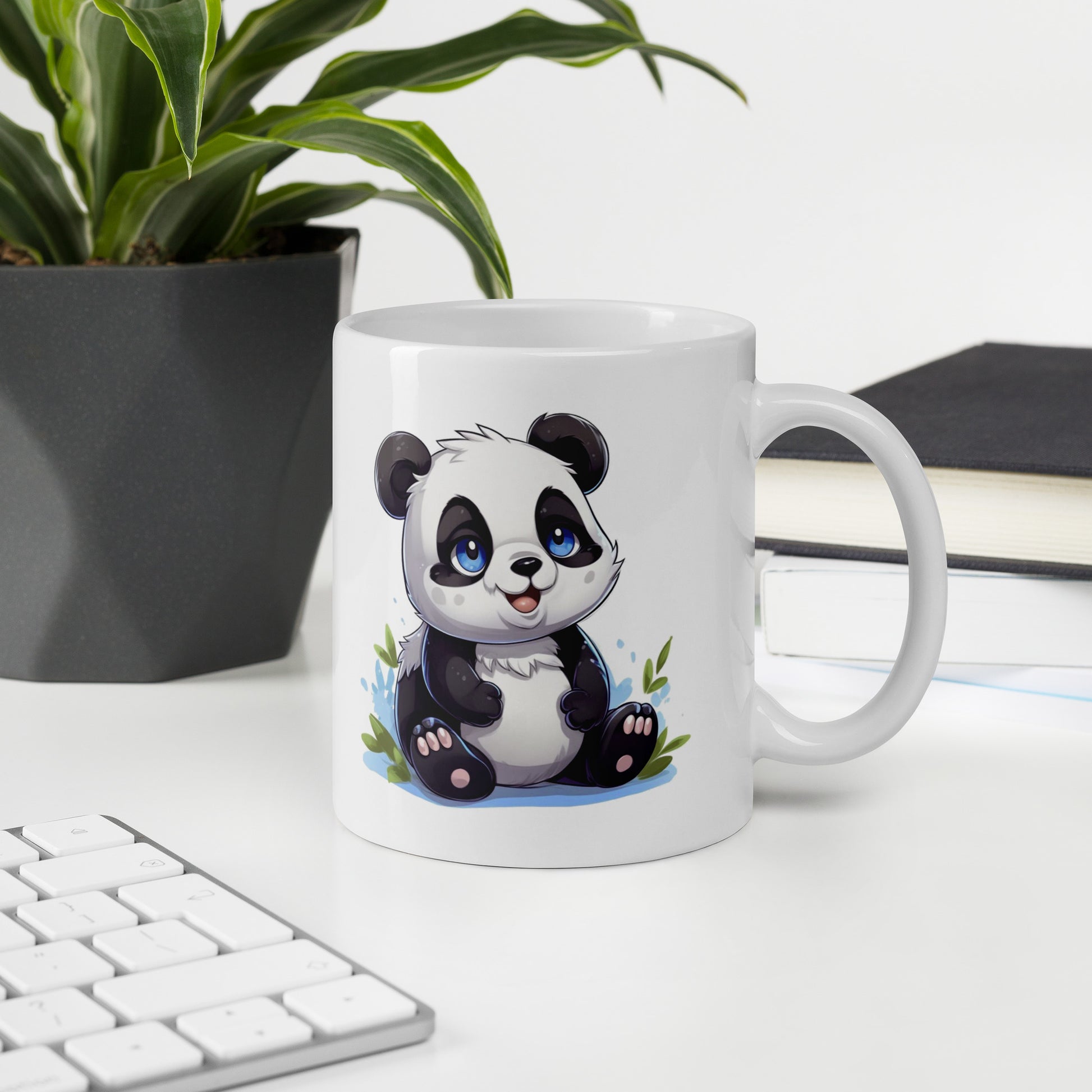 Een glanzende witte mok met een schattige baby panda, vooraanzicht, 11 oz, in een werkomgeving